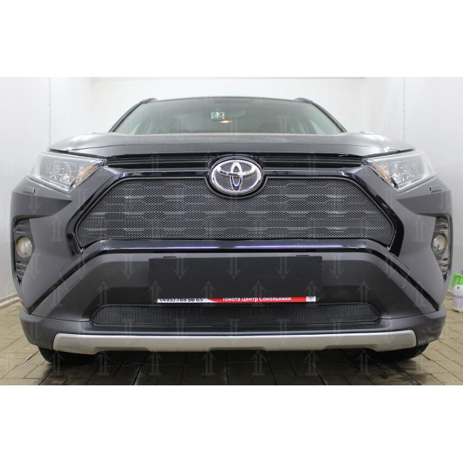 Toyota RAV4 - установка защитной сетки в решетку радиатора.